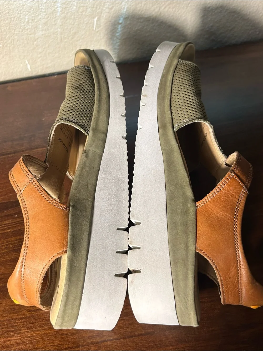 Samuel Hubbard Sandals Size 8.5 Portola T Strap Olive Green Tan Leather Platform